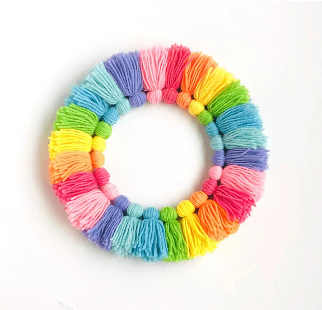 The rainbown ring of woolen yarn which-craft